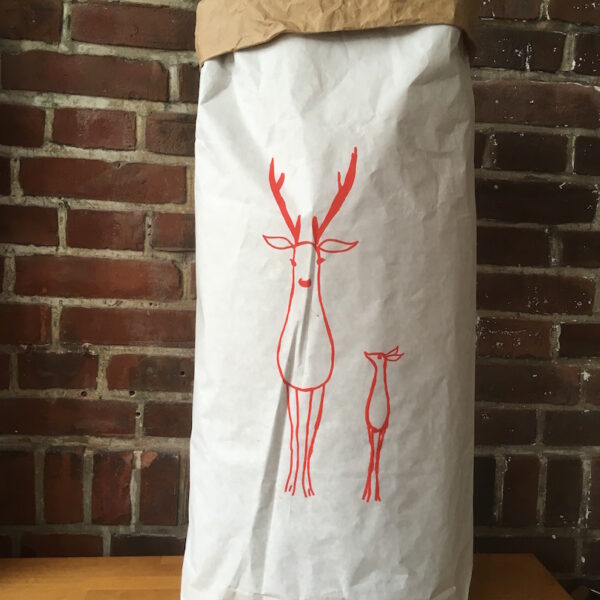 weihnachtlicher papiersack mit hirschen