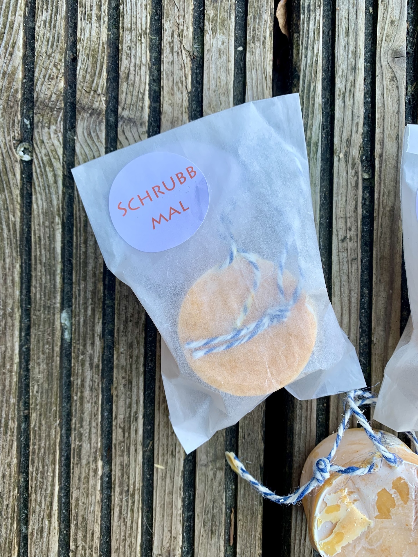 handgemachte duschorangenseife mit luffaschwamm handgemachte duschorangenseife mit luffaschwamm