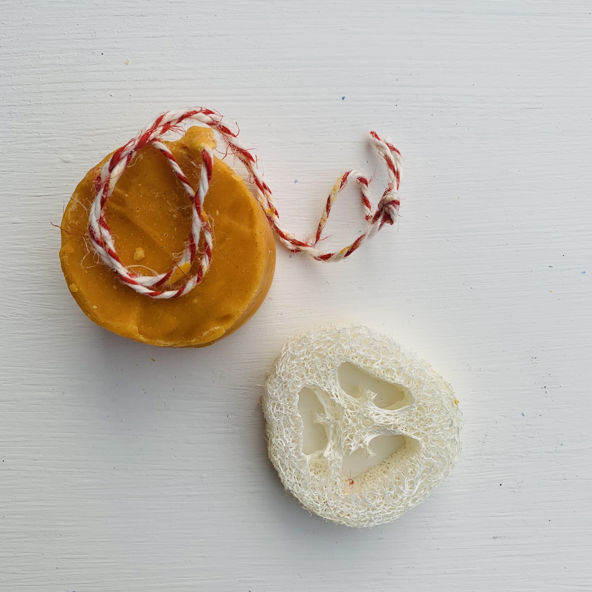 handgemachte duschorangenseife mit luffaschwamm handgemachte duschorangenseife mit luffaschwamm