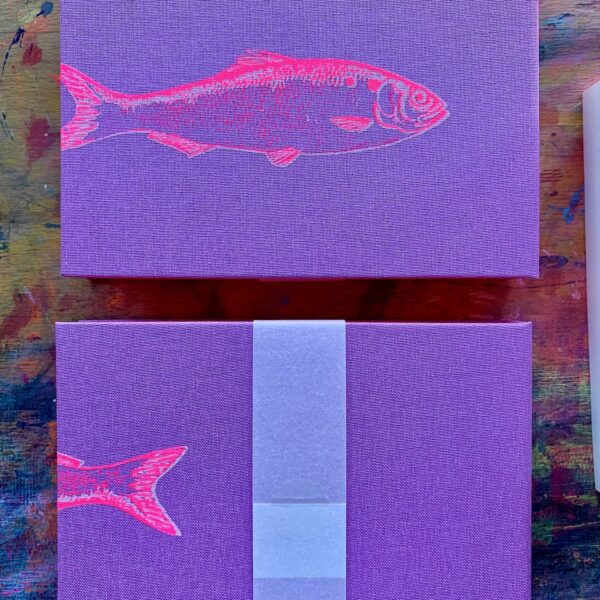 Farbschnittblock mit Fisch lila