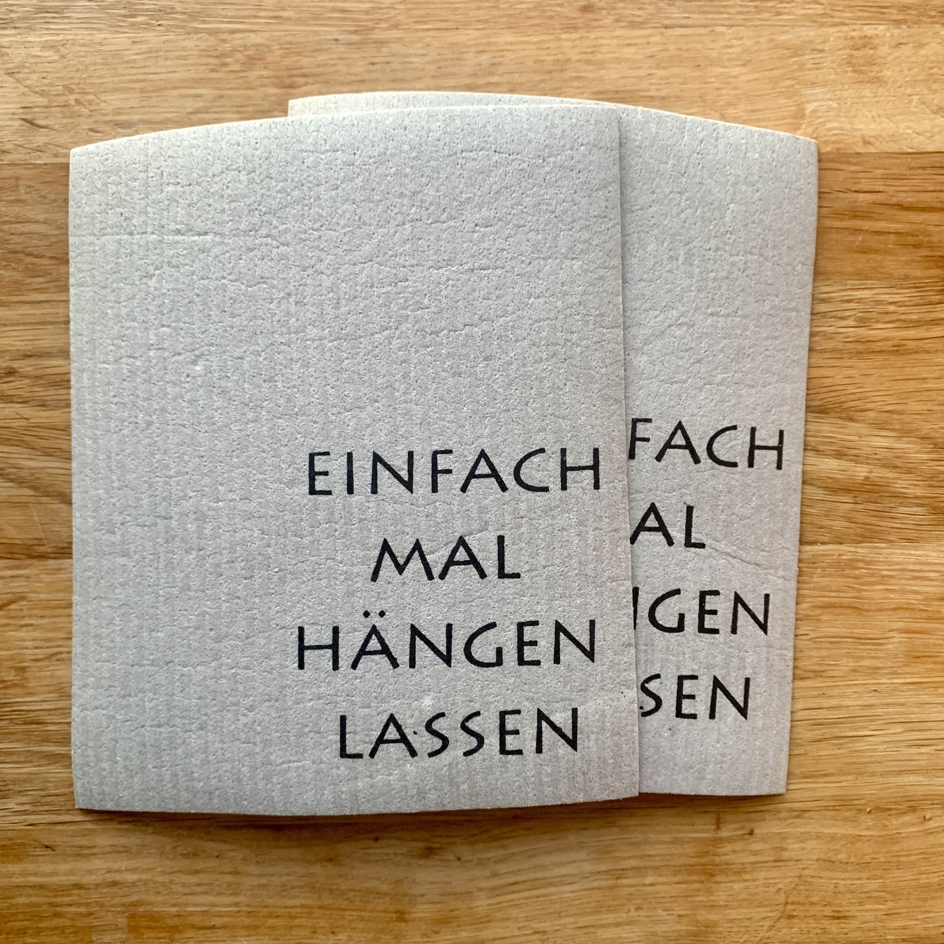 schwammtuch grau mit spruch "einfach mal hängen lassen" schwammtuch grau mit spruch "einfach mal hängen lassen"