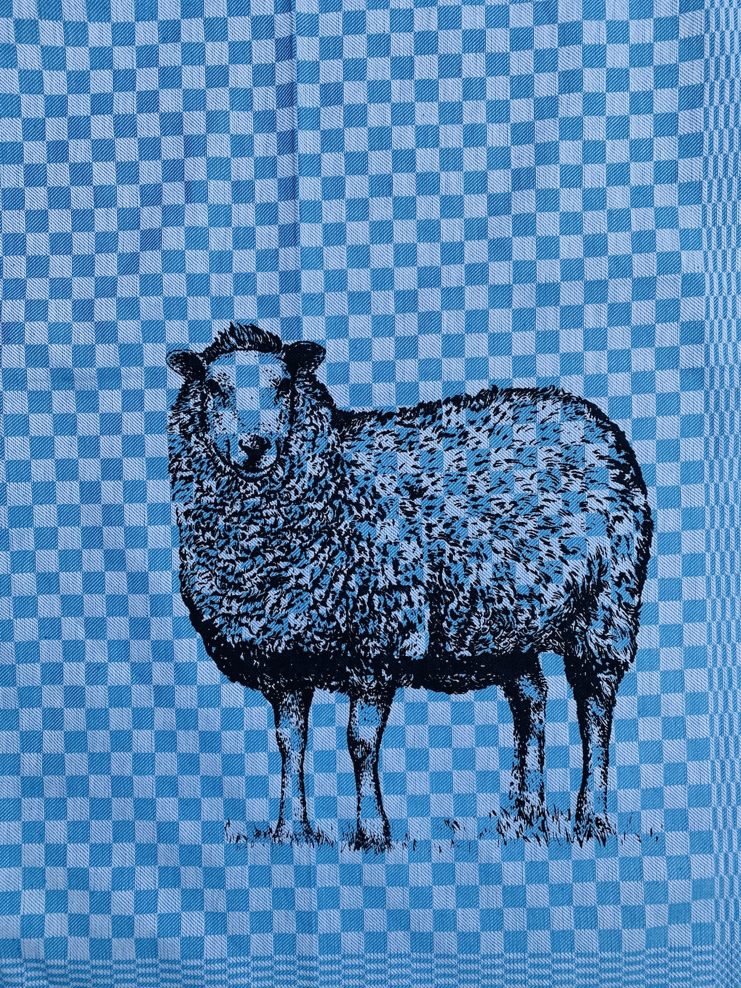 Baumwollhandtuch mit Schaf in blau Baumwollhandtuch mit Schaf in blau