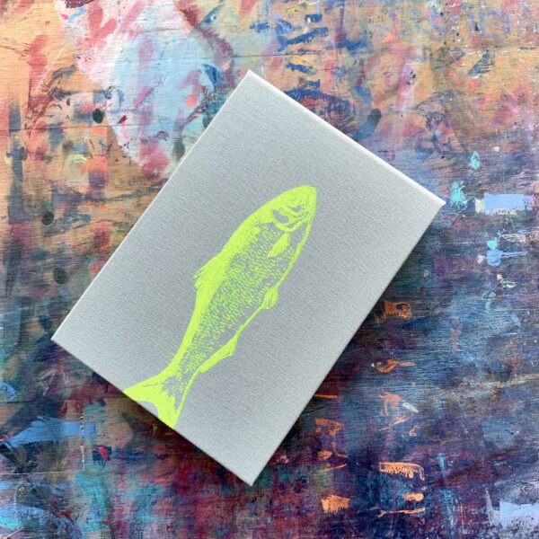 handgebundener zettelblock in grau mit fisch