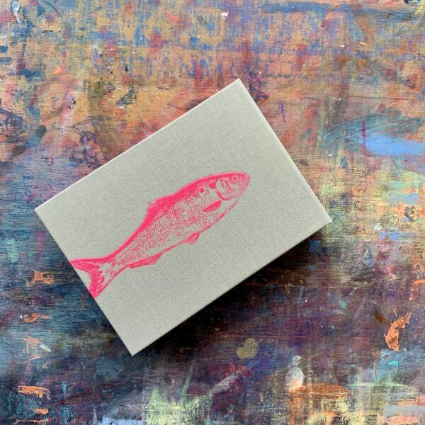 handgebundener zettelblock in grau mit fisch