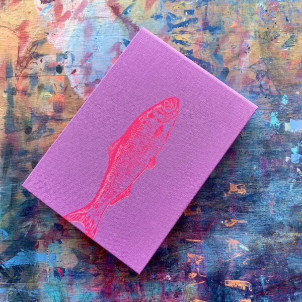 handgebundener zettelblock in lila mit fisch