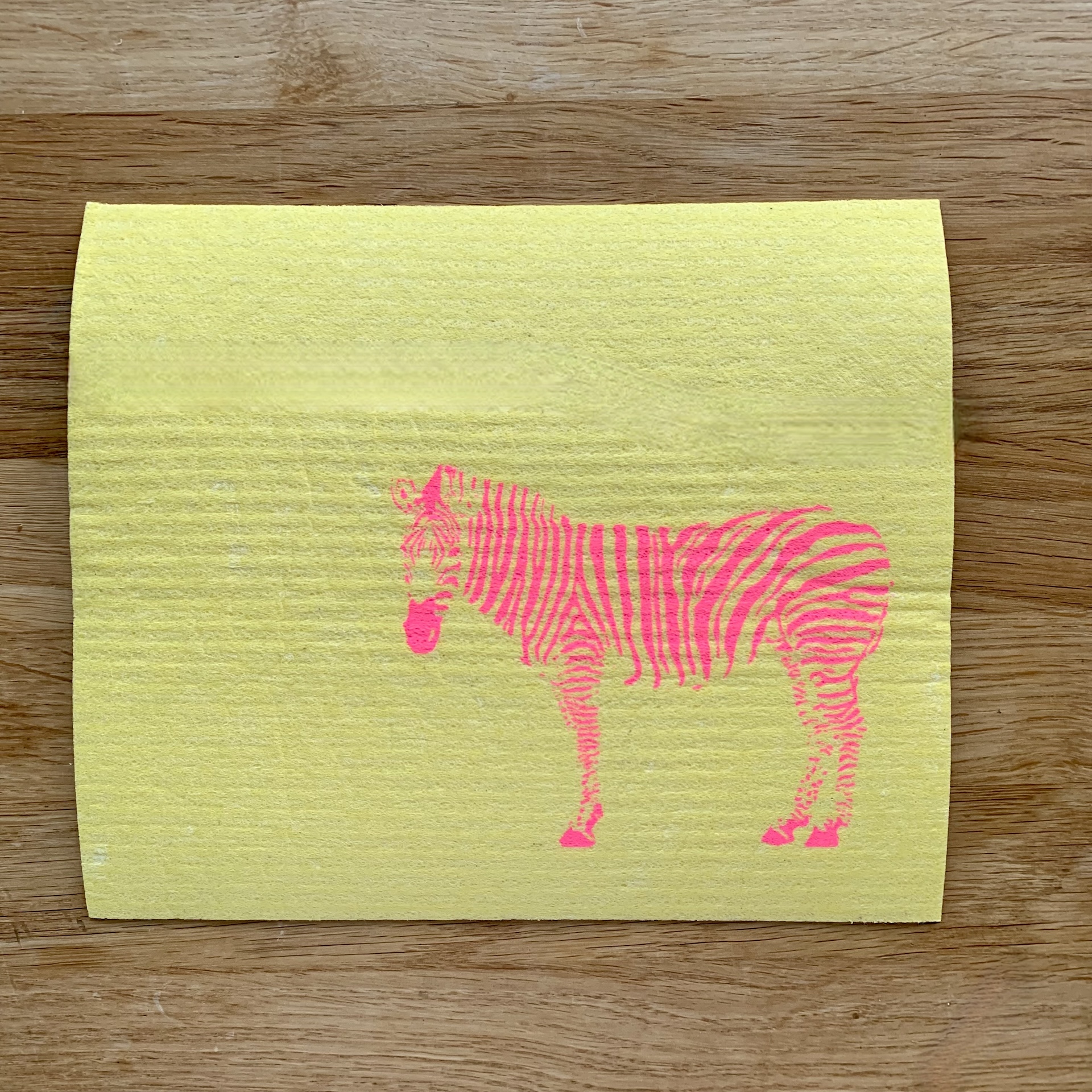 Gelbes Schwammtuch mit pinkem Zebra Handbedrucktes gelbes Schwammtuch mit pinkem Zebra