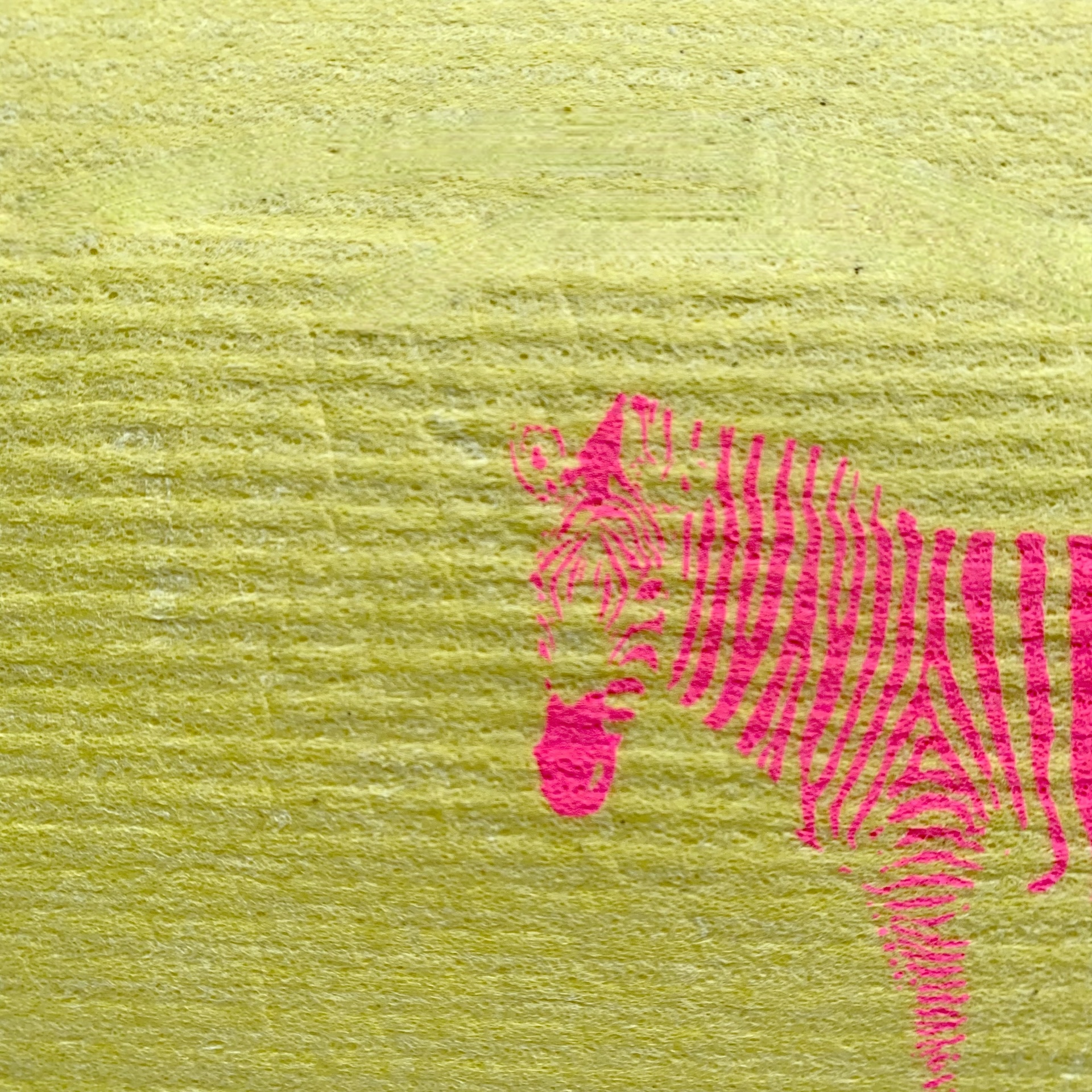 Gelbes Schwammtuch mit pinkem Zebra Handbedrucktes gelbes Schwammtuch mit pinkem Zebra