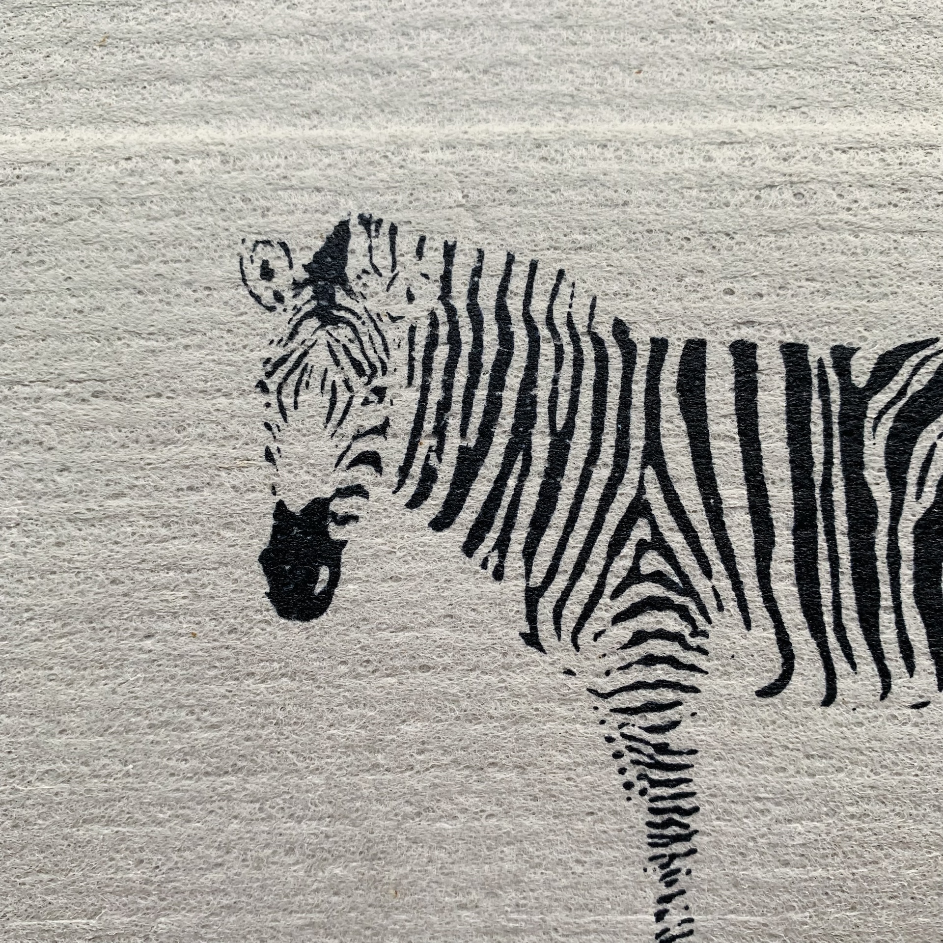 Graues Schwammtuch mit schwarzem Zebra Handbedrucktes graues Schwammtuch mit schwarzem Zebra