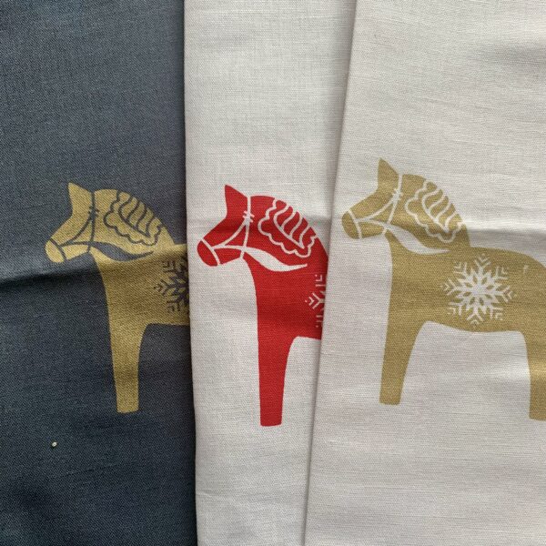 weihnachtliches geschirrhandtuch mit dalapferd