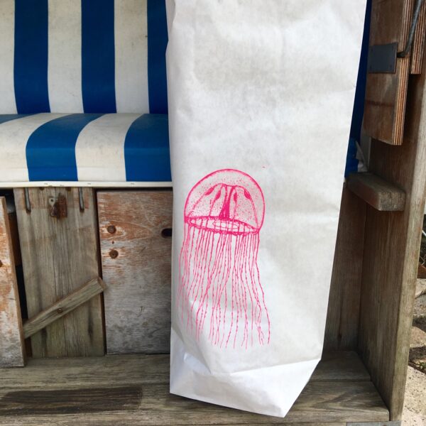 kleiner papiersack mit qualle