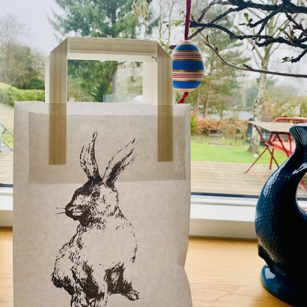 papiertüte häschen grau