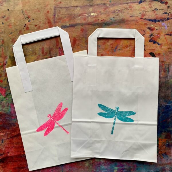 kleine henkelpapiertüte mit libelle