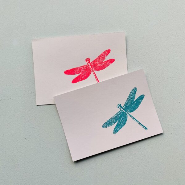 postkarte mit libelle handsiebdruck