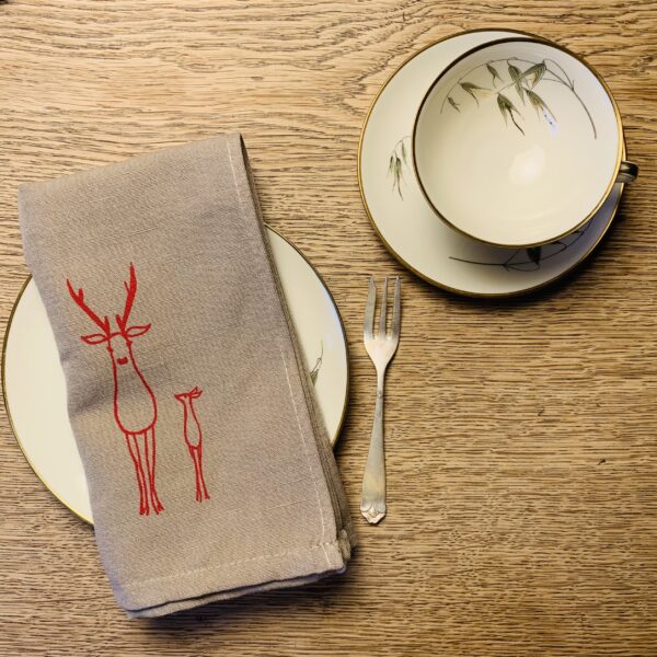 leinenfarbige stoffserviette mit hirschen