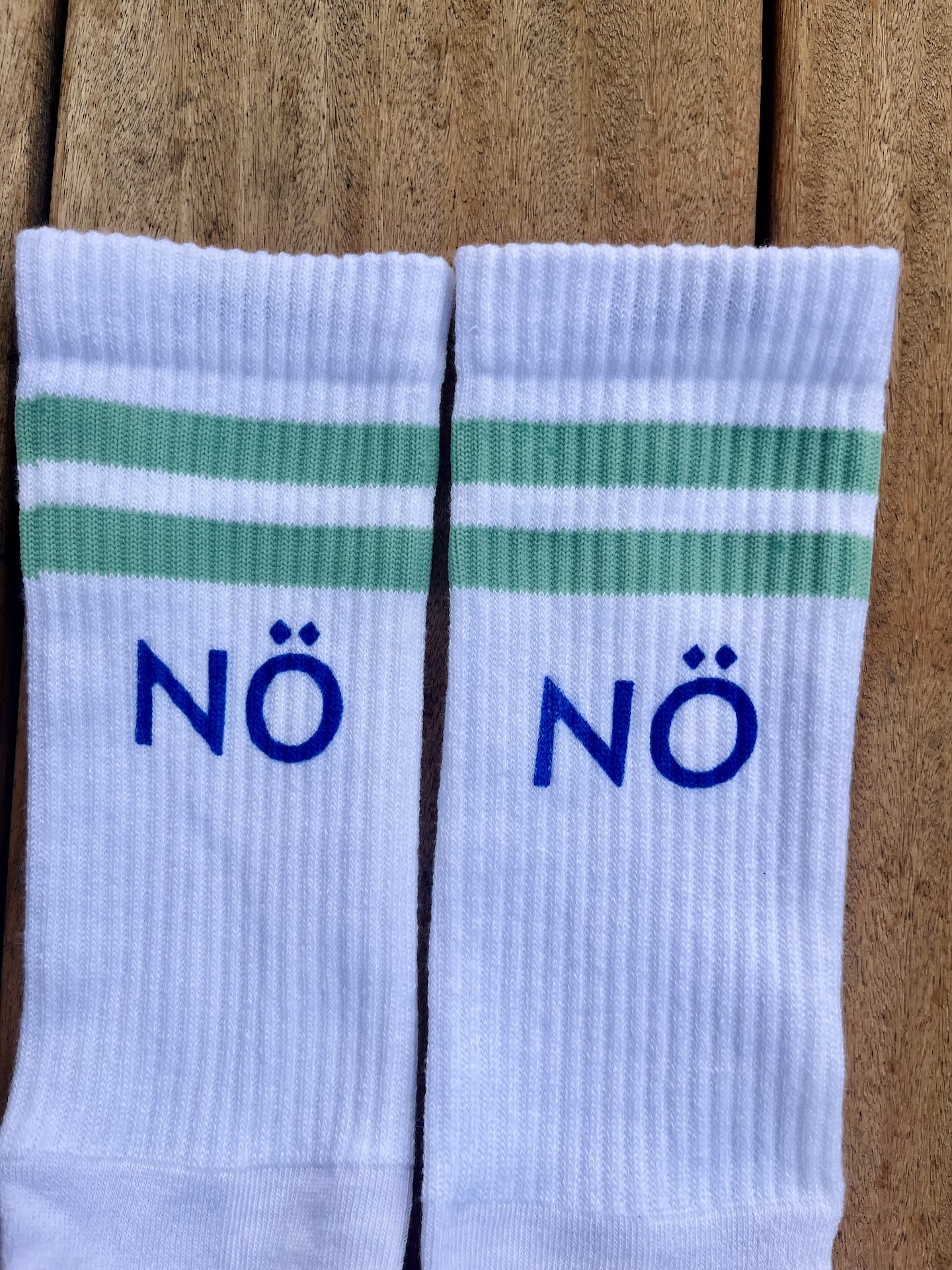 Flensburger Socken mit Nö Flensburger Socken mit Nö - grün handbedruckt in Flensburg