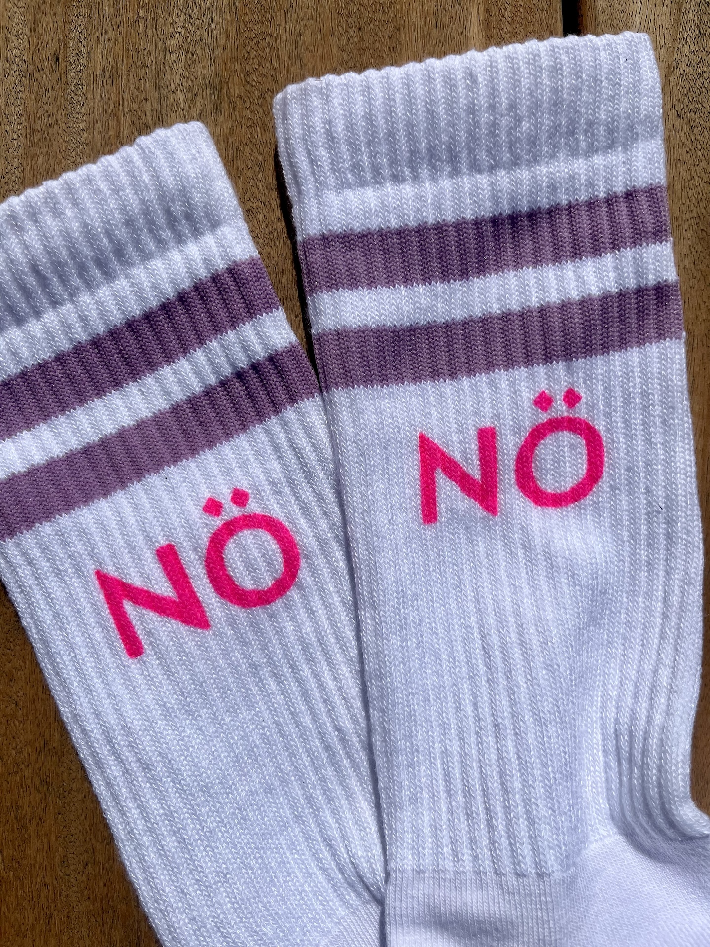 Flensburger Socken mit Nö Flensburger Socken mit Nö - lila handbedruckt in Flensburg