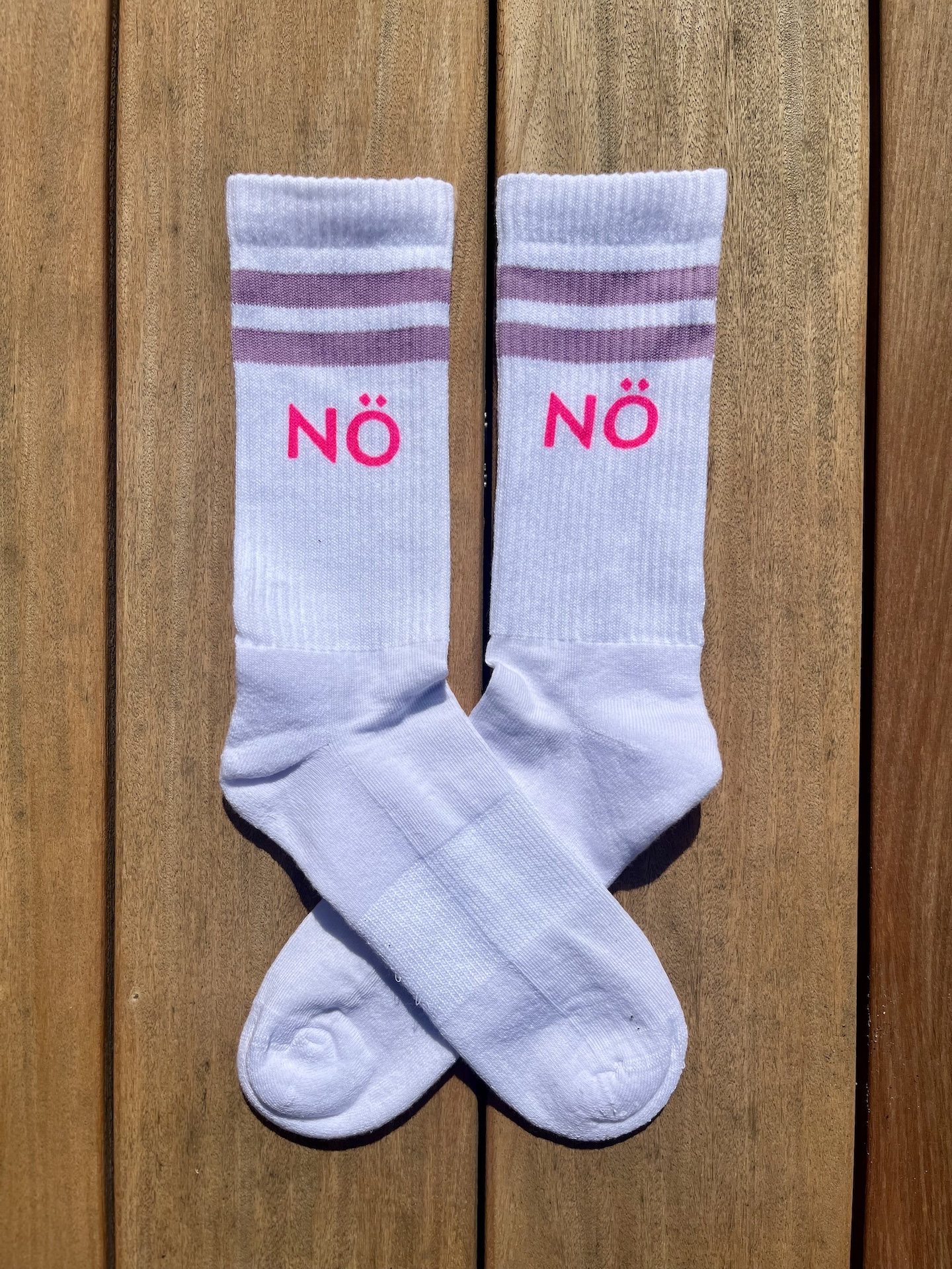 Flensburger Socken mit Nö Flensburger Socken mit Nö - lila handbedruckt in Flensburg