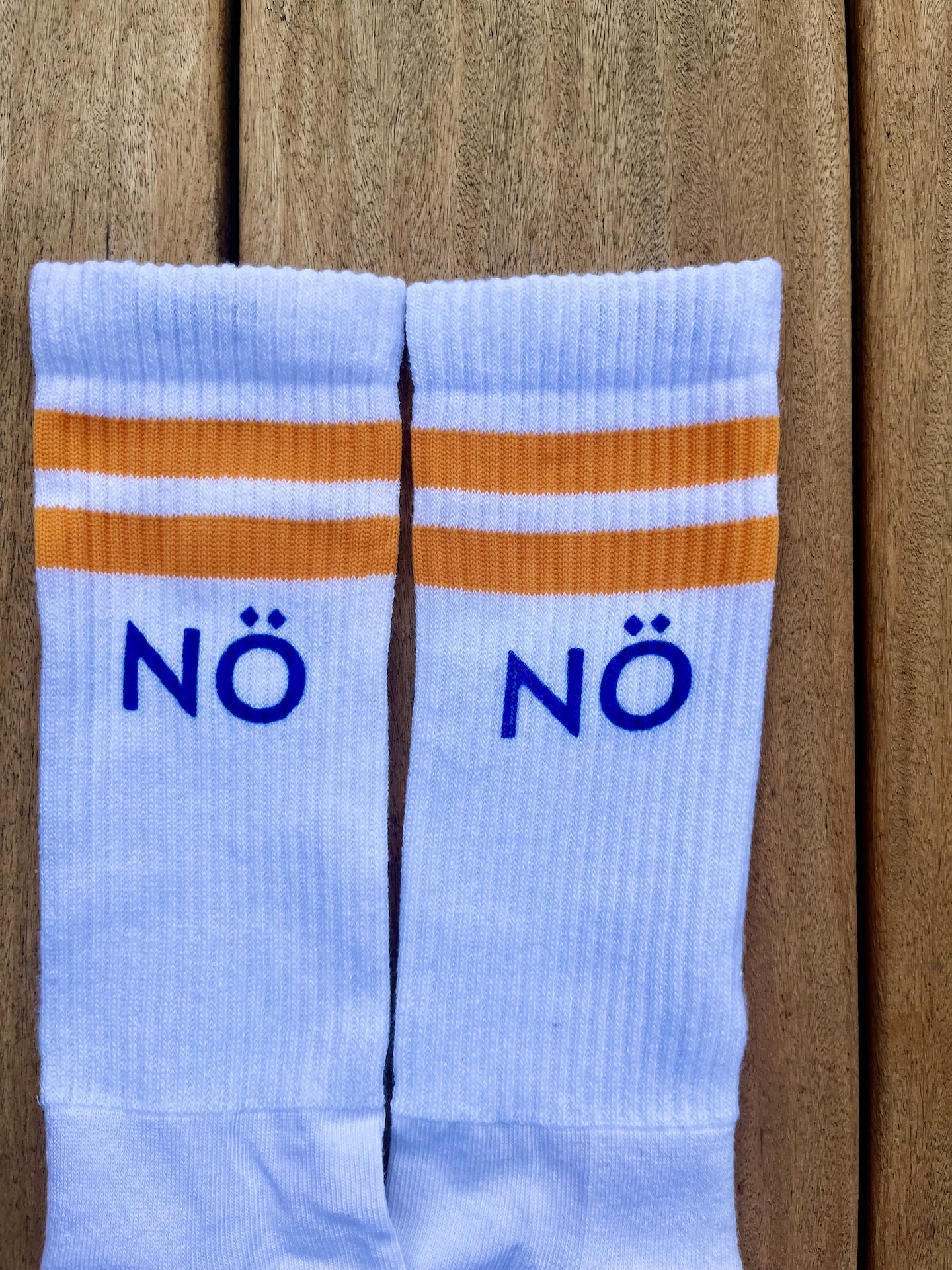Flensburger Socken mit Nö Flensburger Socken mit Nö - orange handbedruckt in Flensburg