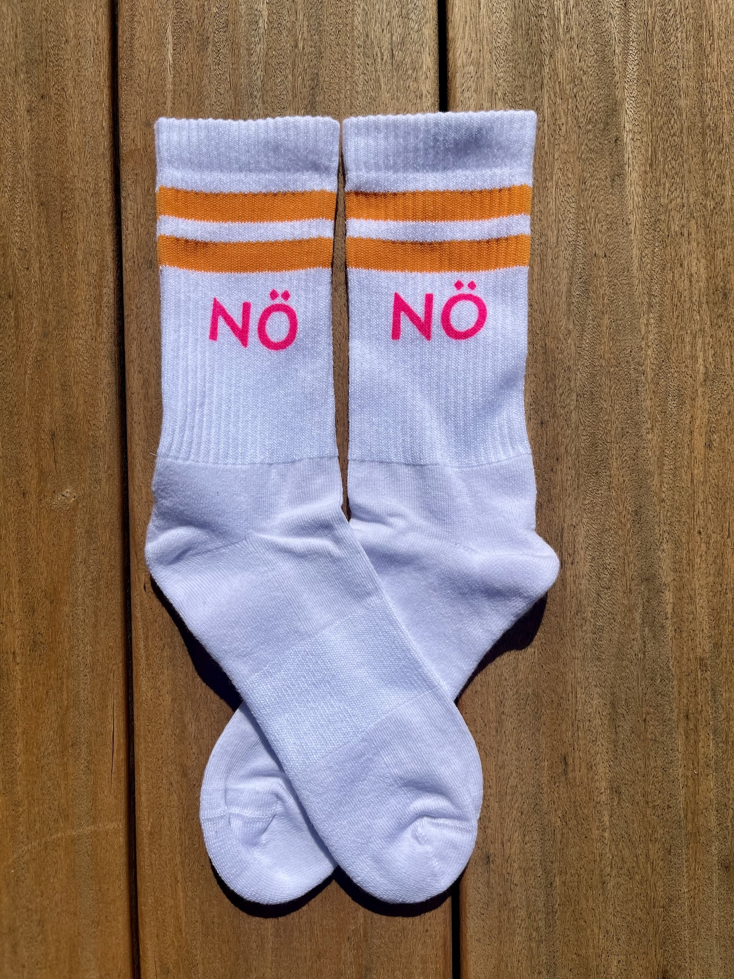 Flensburger Socken mit Nö Flensburger Socken mit Nö - orange handbedruckt in Flensburg