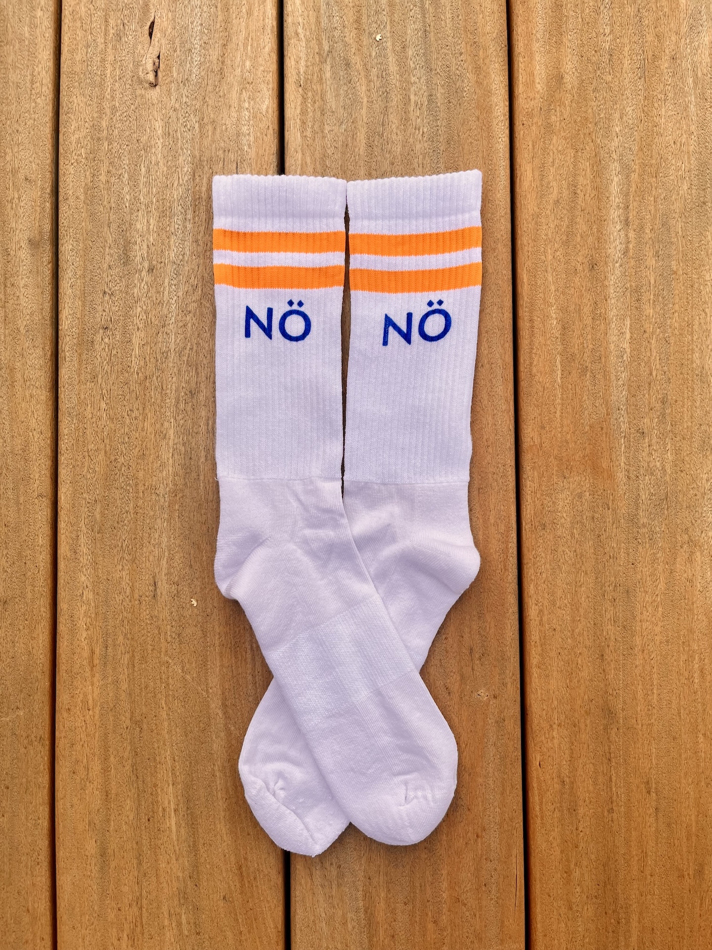 Flensburger Socken mit Nö Flensburger Socken mit Nö - orange handbedruckt in Flensburg