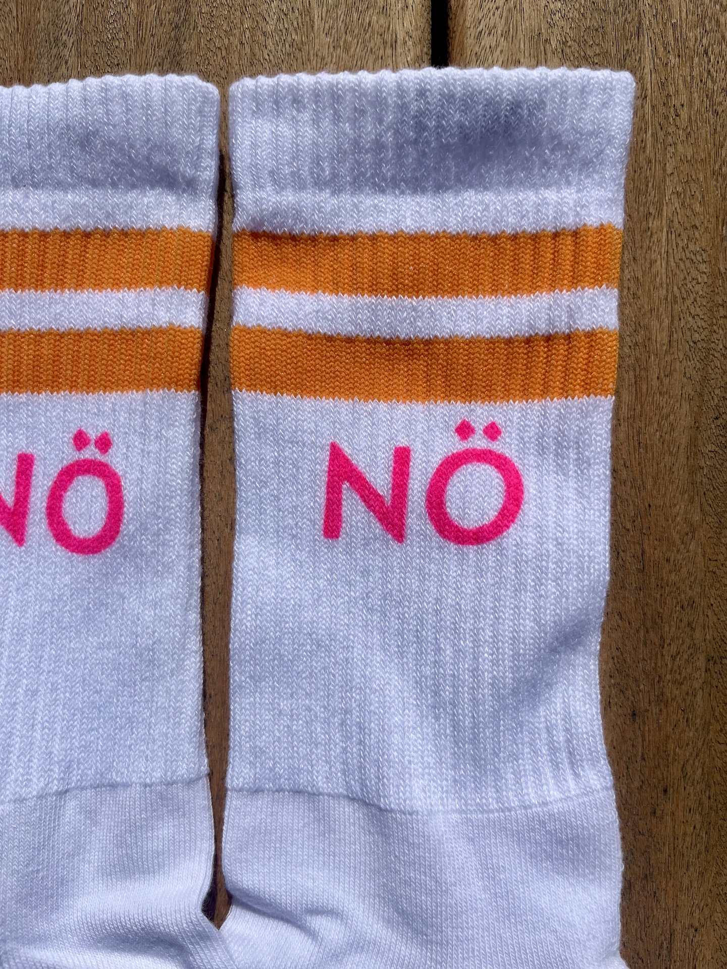 Flensburger Socken mit Nö Flensburger Socken mit Nö - orange handbedruckt in Flensburg