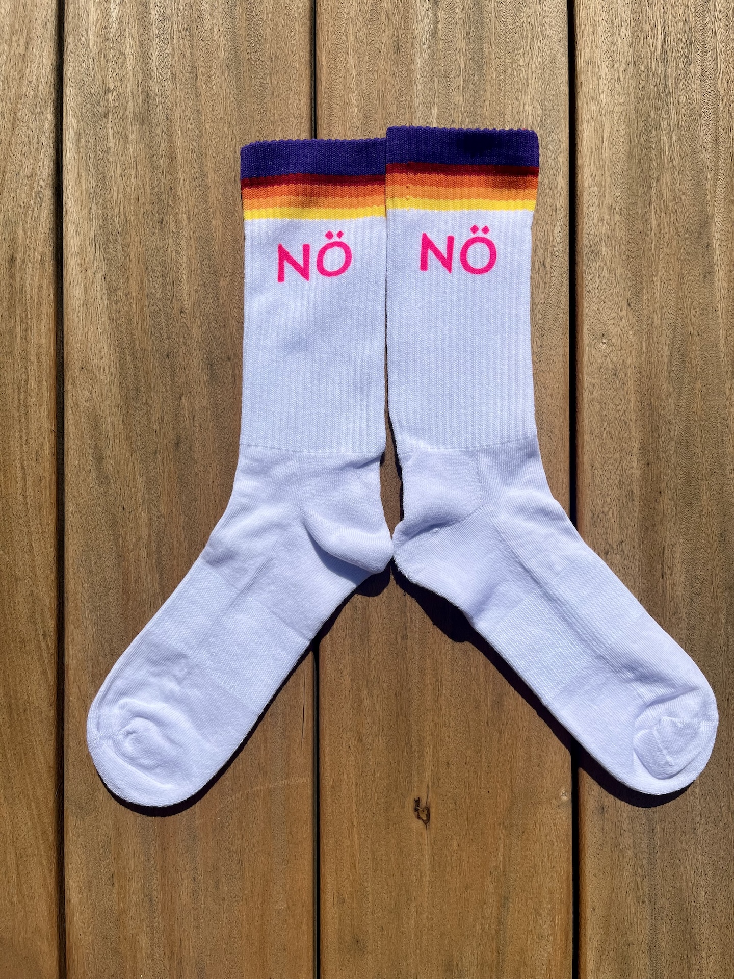 Flensburger Socken mit Nö Flensburger Socken mit Nö - regenbogenfarben handbedruckt in Flensburg