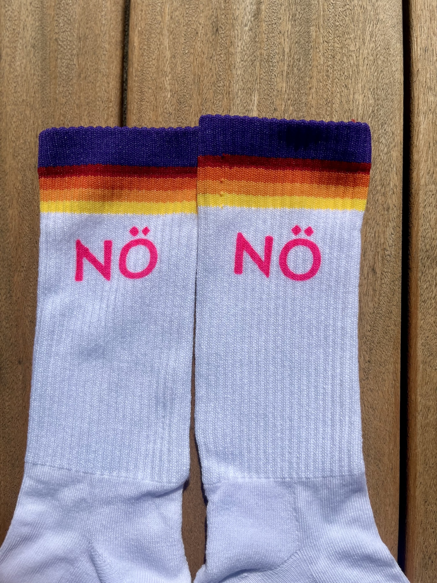 Flensburger Socken mit Nö Flensburger Socken mit Nö - regenbogenfarben handbedruckt in Flensburg