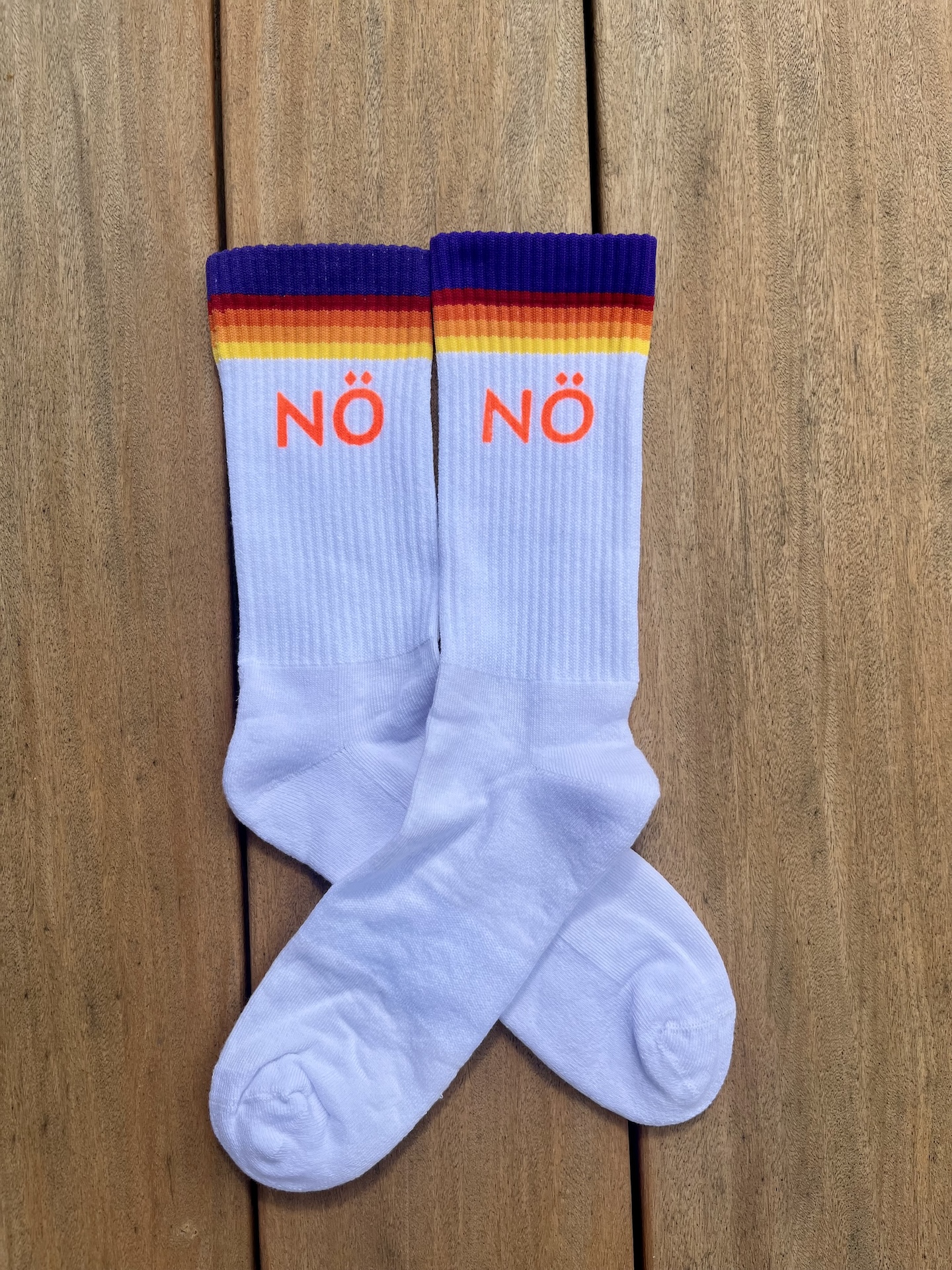 Flensburger Socken mit Nö Flensburger Socken mit Nö - Regenbogen handbedruckt in Flensburg