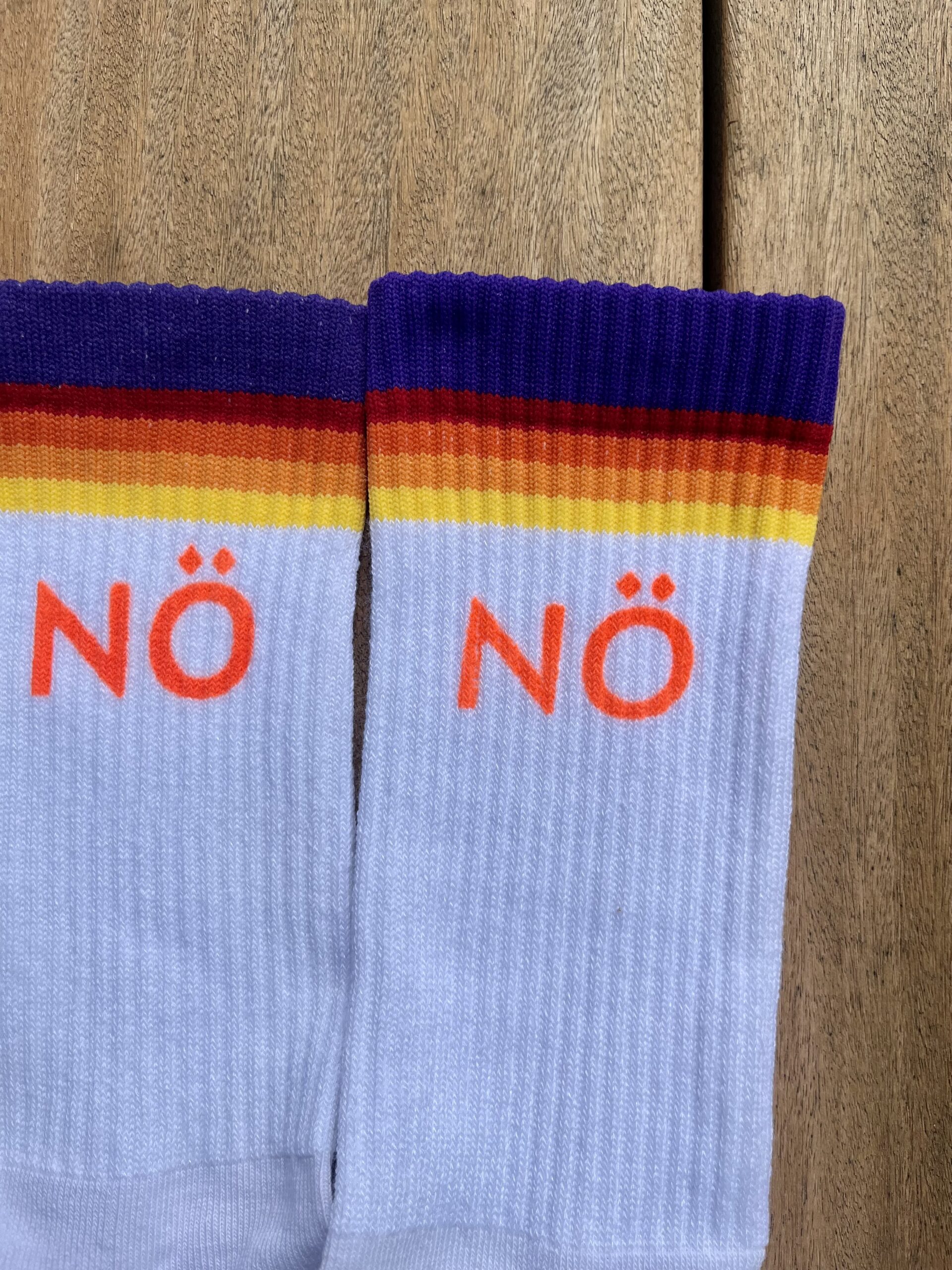 Flensburger Socken mit Nö Flensburger Socken mit Nö - regenbogenfarben handbedruckt in Flensburg