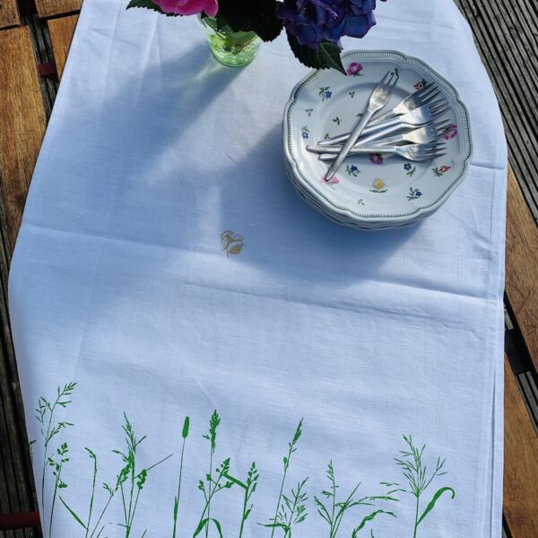 sommerlicher tischläufer gräser und hummeln