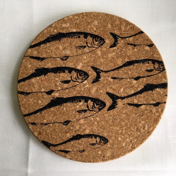 topfuntersetzter aus kork mit fischen