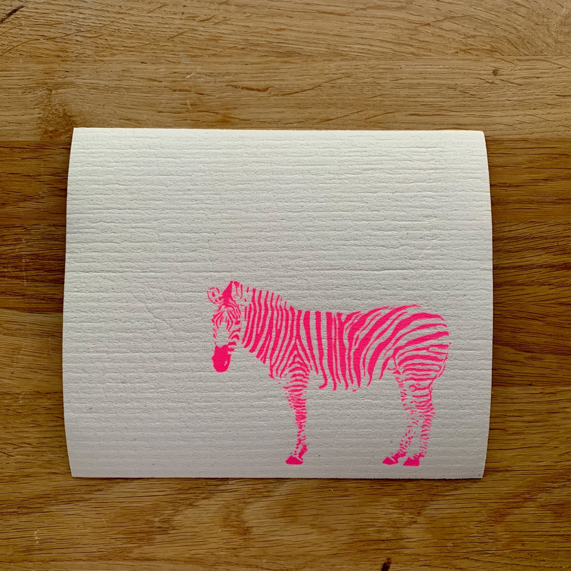 Gelbes Schwammtuch mit pinkem Zebra Handbedrucktes weißes Schwammtuch mit pinkem Zebra