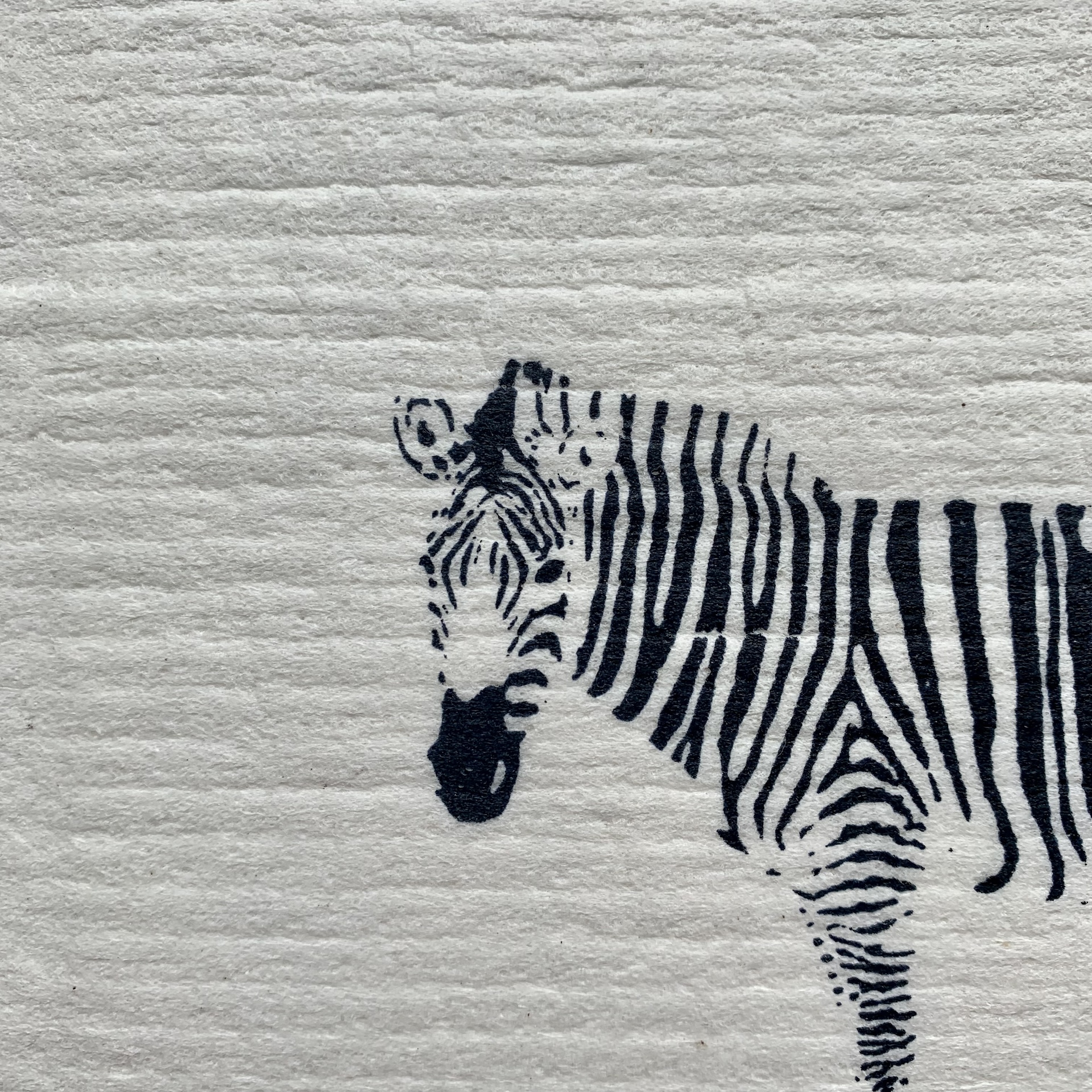 Weißes Schwammtuch mit schwarzem Zebra Handbedrucktes weißes Schwammtuch mit schwarzem Zebra