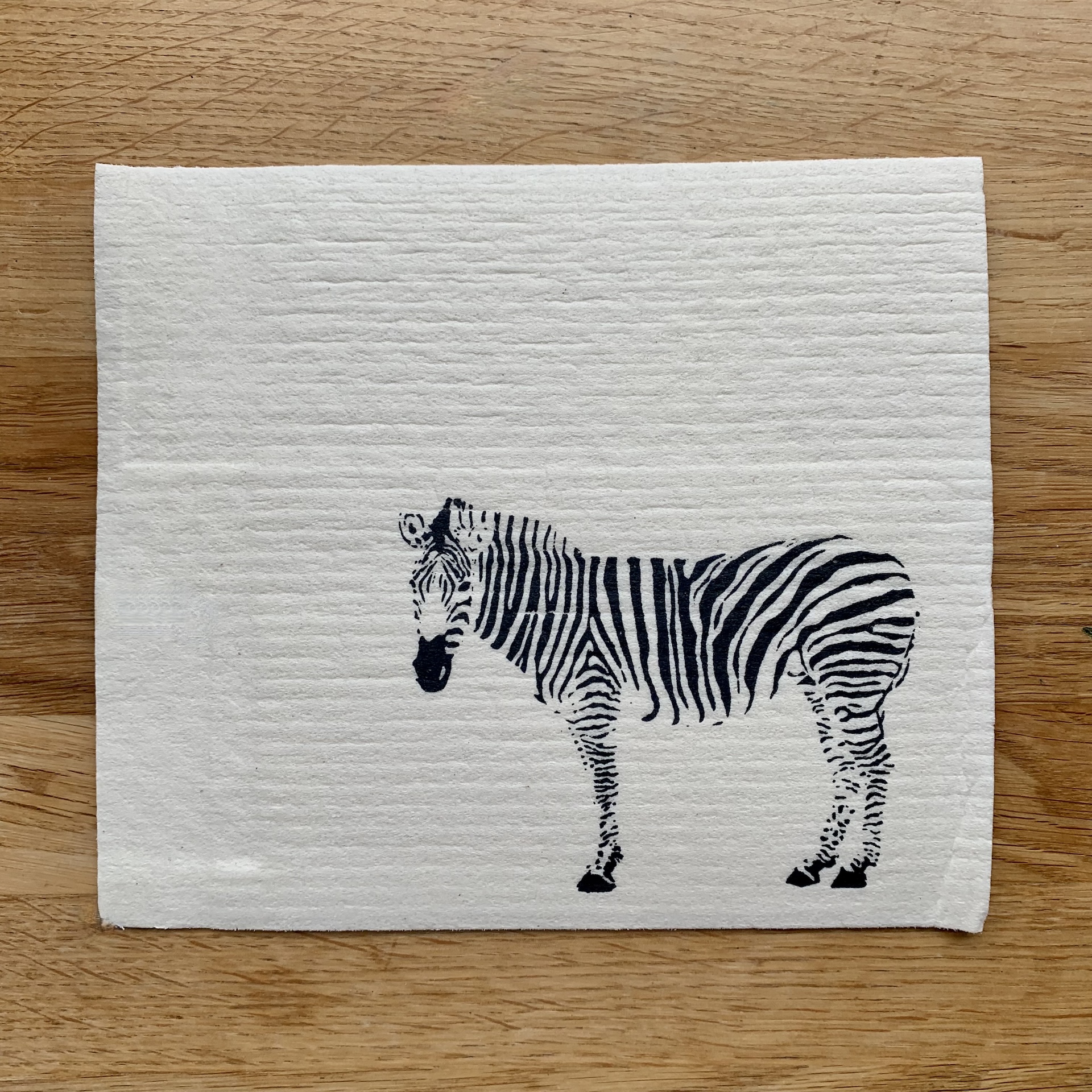 Weißes Schwammtuch mit schwarzem Zebra Handbedrucktes weißes Schwammtuch mit schwarzem Zebra